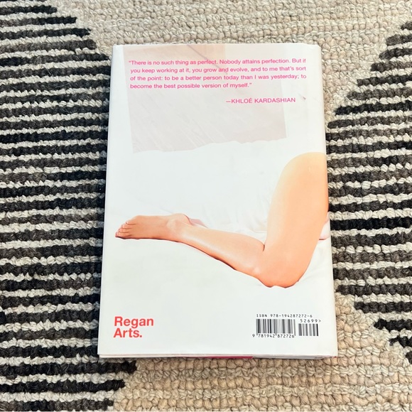 Strong Looks Better Naked - Khloe Kardashian book - Picture 2 of 2